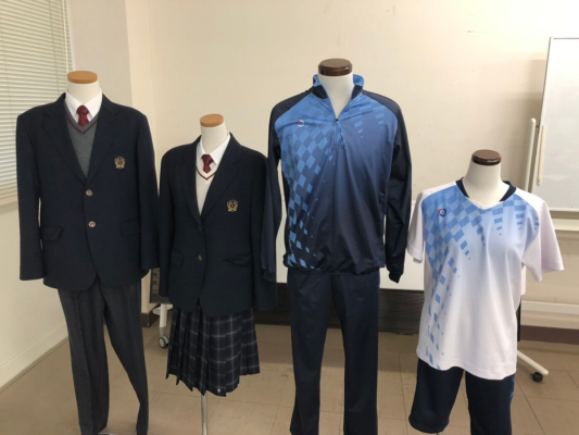 京都府立朱雀高校の制服写真画像まとめ・レビュー口コミ評判・生徒の着こなし・夏服冬服詳細情報。制服導入後の制服は？