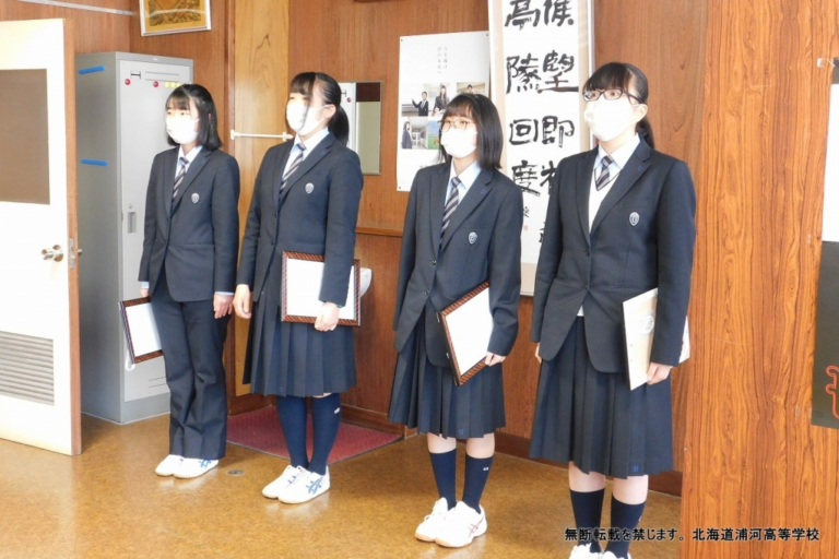 北海道浦河高校の制服写真画像まとめ・レビュー口コミ評判・生徒の着こなし・夏服冬服詳細情報│全国中高制服グラム-全国47都道府県の中学校高等学校制服 検索口コミ-