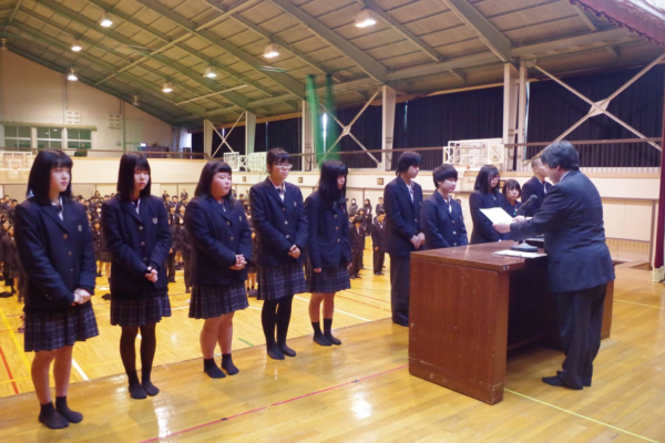 島根県立邇摩高校の制服写真画像まとめ・レビュー口コミ評判・生徒の着こなし・夏服冬服詳細情報（にまこうとうがっこう）