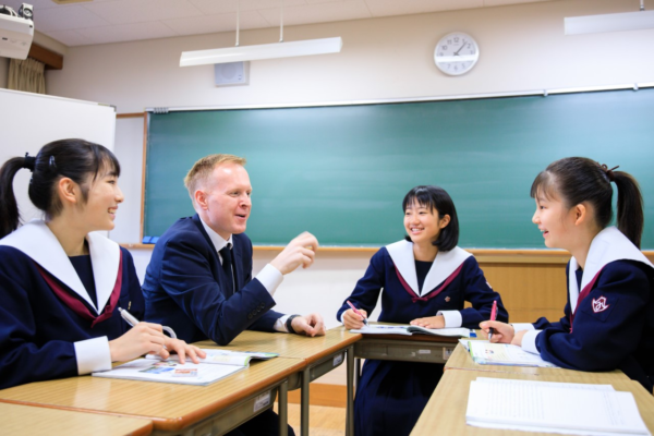 静岡英和女学院中学校・高校の制服写真画像まとめ・レビュー口コミ評判・生徒の着こなし・夏服冬服詳細情報