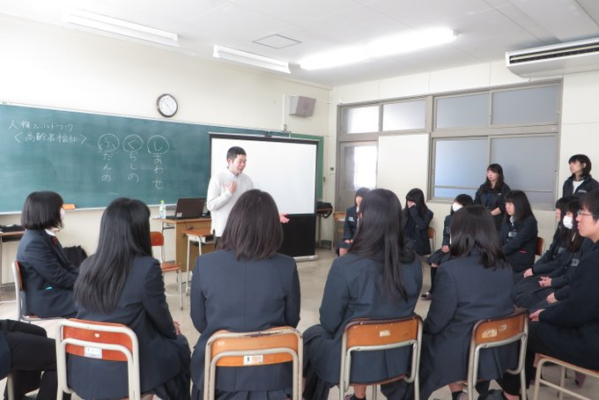 三重県立津商業高校の制服写真画像まとめ・レビュー口コミ評判・生徒の着こなし・夏服冬服詳細情報