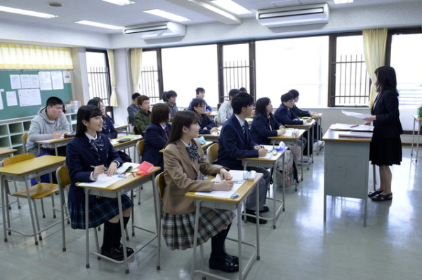 あずさ第一高校の制服写真画像まとめ・レビュー口コミ評判・生徒の着こなし・夏服冬服詳細情報