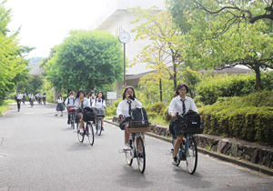 大阪府立芥川高校の制服・評判・着こなし・制服ランキング