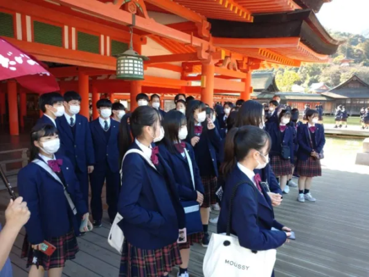 山梨県立甲府城西高校の制服写真画像まとめ・レビュー口コミ評判・生徒の着こなし・夏服冬服詳細情報
