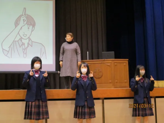 山梨県立甲府城西高校の制服写真画像まとめ・レビュー口コミ評判・生徒の着こなし・夏服冬服詳細情報