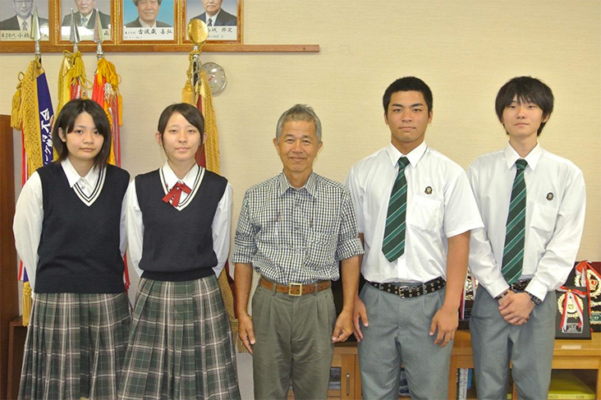 沖縄県立沖縄工業高校の制服写真画像まとめ・レビュー口コミ評判・生徒の着こなし・夏服冬服詳細情報│全国中高制服グラム-全国47都道府県の中学校高等学校制服 検索口コミ-