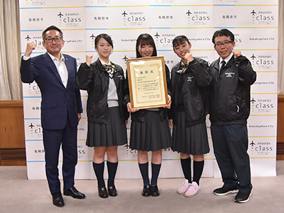 岐阜県立各務原高校の制服写真画像まとめ レビュー口コミ評判 生徒の着こなし 夏服 冬服詳細情報 かかみはらこうこう 全国中高制服グラム 全国47都道府県の中学校高等学校制服検索口コミ