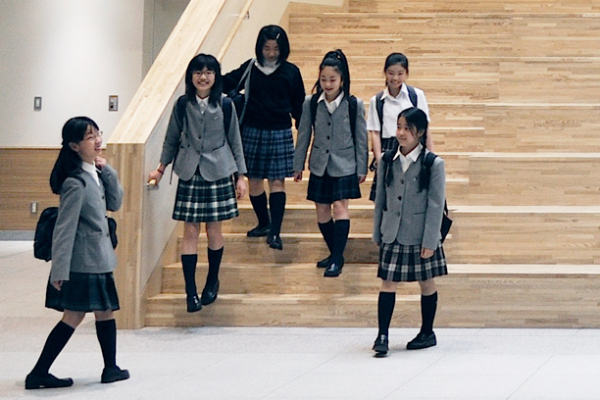 青山学院中等部高等部の制服詳細/画像まとめ/口コミ・評判・自由制服のルール詳細情報等
