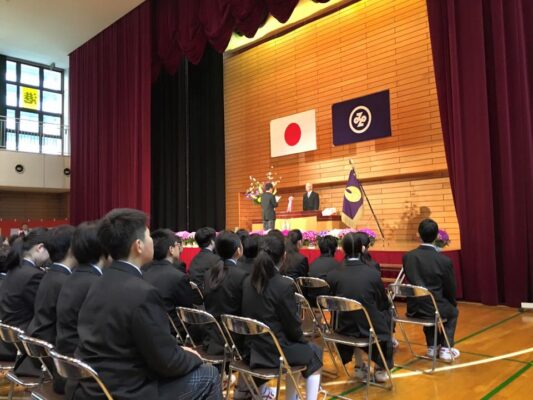 港区立港南中学校の制服写真画像まとめ・レビュー口コミ評判・生徒の着こなし・夏服冬服詳細情報│全国中高制服グラム-全国47都道府県の中学校 高等学校制服検索口コミ-