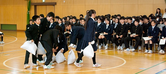 国立市立国立第三中学校の制服写真画像まとめ・レビュー口コミ評判・生徒の着こなし・夏服冬服詳細情報│全国中高制服グラム全国47都道府県の中学校
