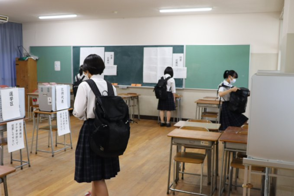 京都府立朱雀高校の制服写真画像まとめ・レビュー口コミ評判・生徒の着こなし・夏服冬服詳細情報。制服導入後の制服は？
