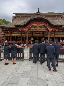 京都府立朱雀高校の制服写真画像まとめ・レビュー口コミ評判・生徒の着こなし・夏服冬服詳細情報。制服導入後の制服は？