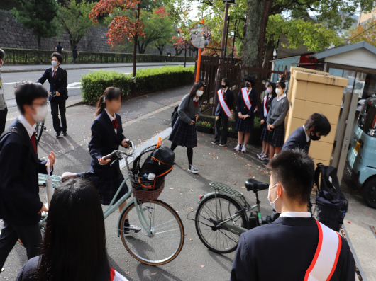 京都府立朱雀高校の制服写真画像まとめ・レビュー口コミ評判・生徒の着こなし・夏服冬服詳細情報。制服導入後の制服は？