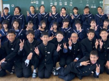 西尾市立鶴城中学校の制服写真画像まとめ・レビュー口コミ評判・生徒の着こなし・夏服冬服詳細情報