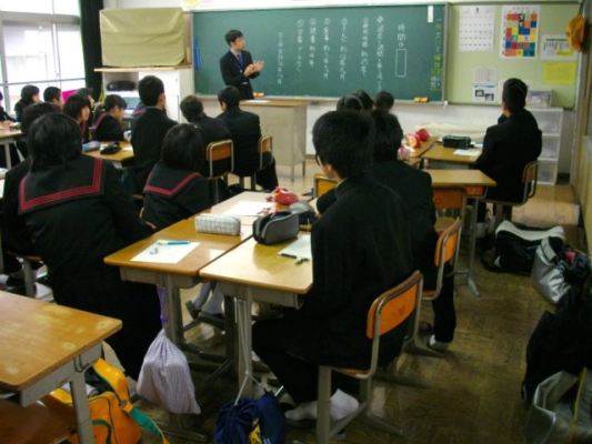 豊川市立西部中学校の制服写真画像まとめ・レビュー口コミ評判・生徒の着こなし・夏服冬服詳細情報