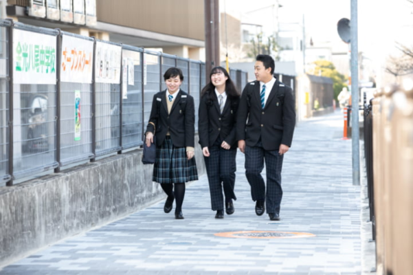金光八尾中学高校の制服写真画像まとめ・レビュー口コミ評判・生徒の着こなし【2021/令和3年新制服】