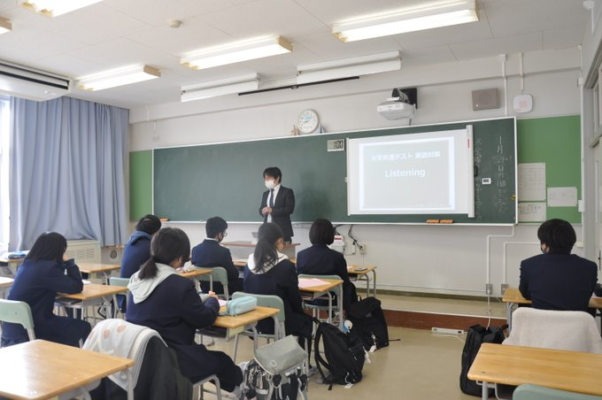 東京都立神津高校の制服写真画像動画まとめ・レビュー口コミ評判・生徒の着こなし・夏服冬服詳細情報